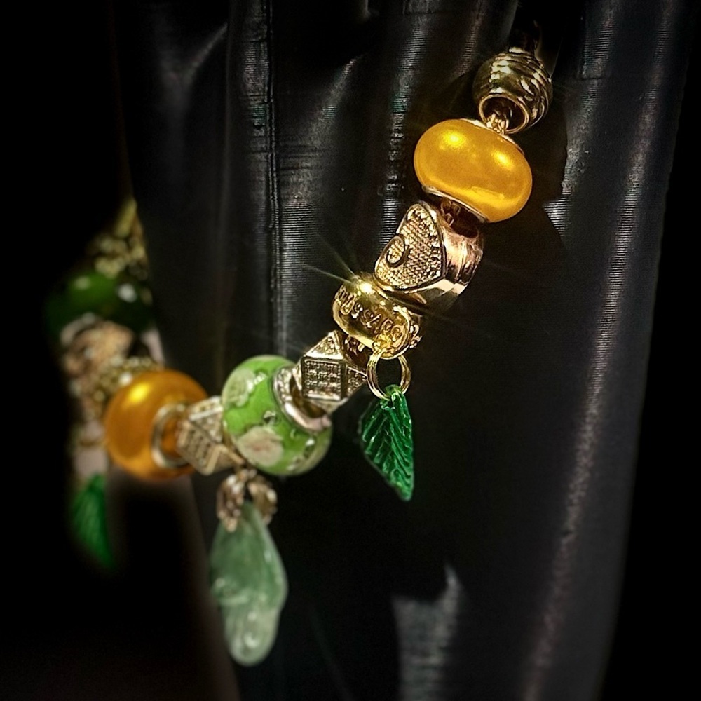 Elegant Green and Gold Charm Bracelet - Picture 4 of 6